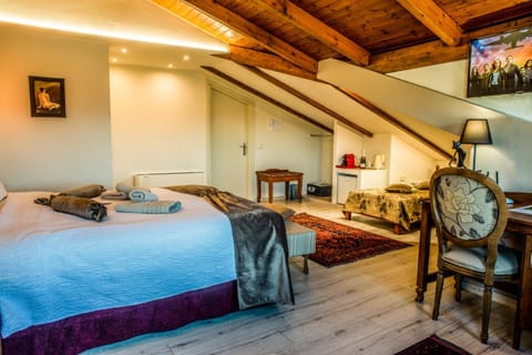 Bed, TV and multimedia, Bedroom, oven