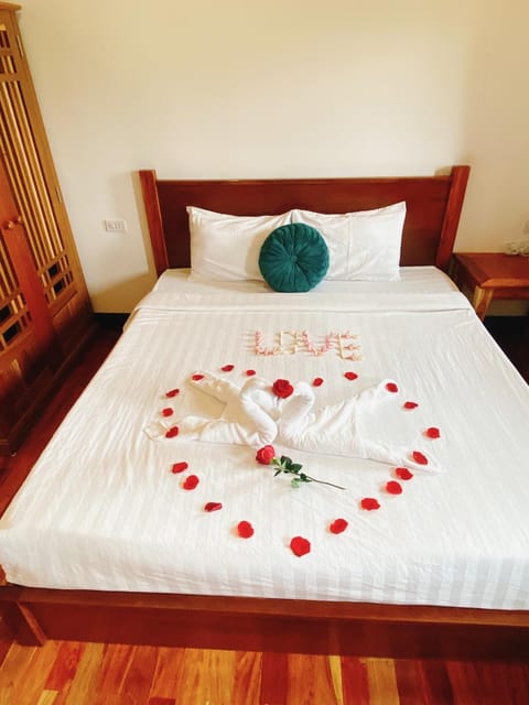 Bed, Photo of the whole room, Bedroom, towels