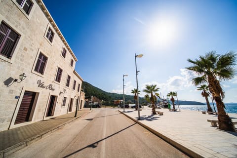 Sea view, Street view