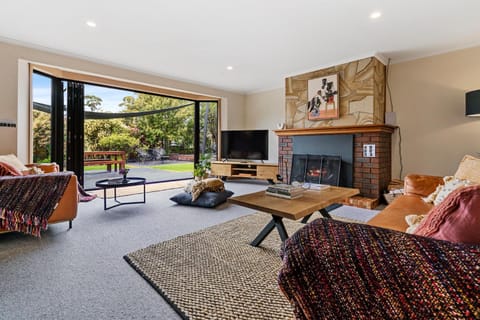 Communal lounge/ TV room, TV and multimedia, Living room, Seating area, Evening entertainment, flat iron