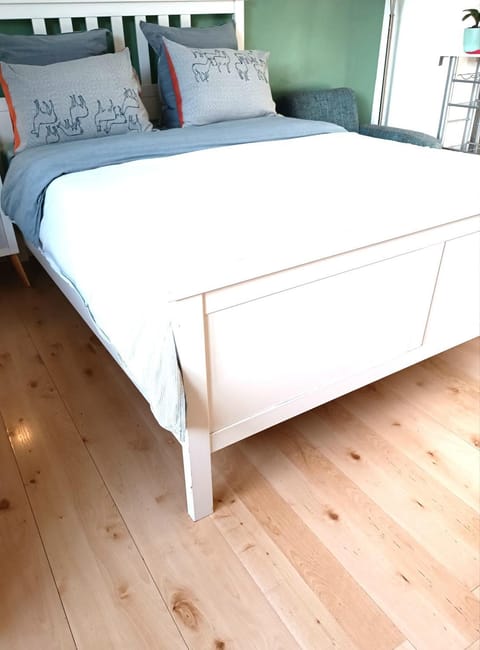 Bright & Calm Grand Studio -La Villette Paris- Near Metro Apartment in Pantin