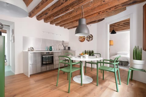 Kitchen or kitchenette, Dining area, minibar, oven, pet friendly, stove