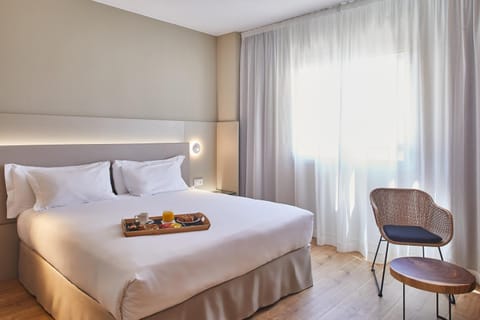Bed, Food and drinks, Photo of the whole room, Bedroom, Food