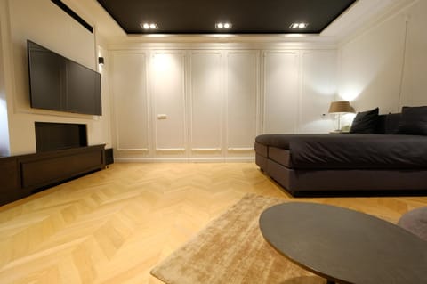 Bed, TV and multimedia, Bedroom