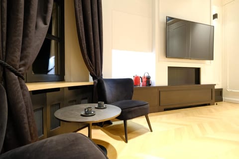 TV and multimedia, Seating area, Bedroom