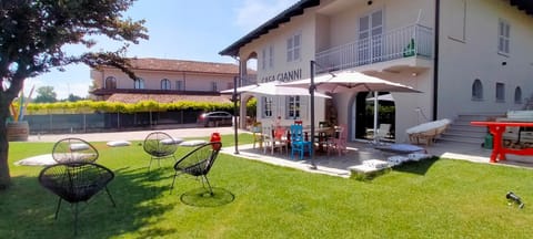 Property building, Patio, Restaurant/places to eat, Garden, Garden view, Breakfast, sunbed