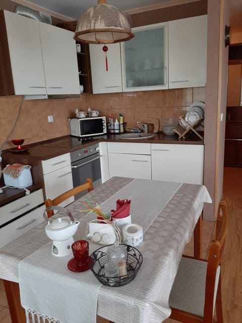 Property building, Kitchen or kitchenette, Dining area, minibar, pet friendly