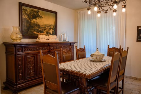 Seating area, Dining area