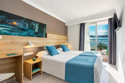 Photo of the whole room, Sea view