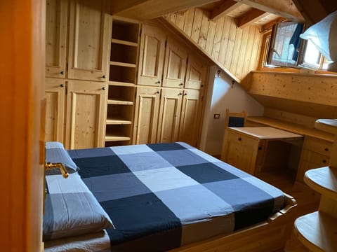 Photo of the whole room, Bedroom, wardrobe