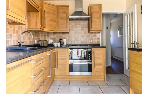 Coffee/tea facilities, Kitchen or kitchenette, dishwasher, oven, toaster