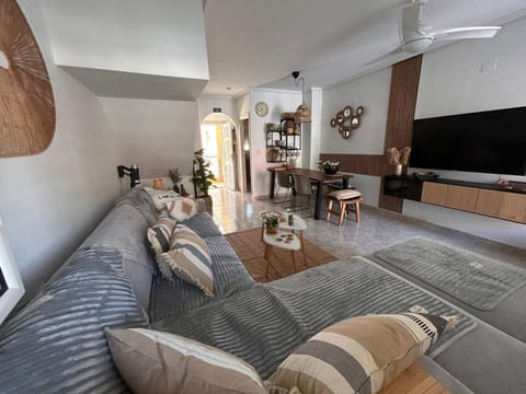 TV and multimedia, Living room, Photo of the whole room, Seating area, air conditioner