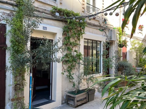 Facade/entrance