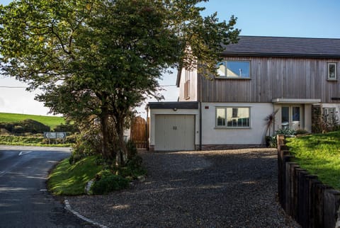 Property building, Facade/entrance, Garden, Garden view