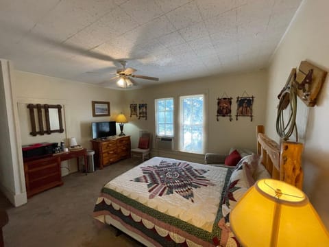 Carriage Inn - Utopia Suite 4 Bed and Breakfast in Bandera