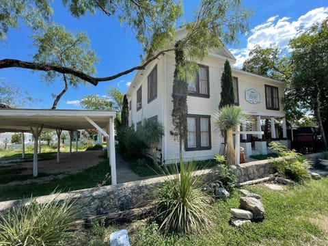 Carriage Inn - Utopia Suite 4 Bed and Breakfast in Bandera