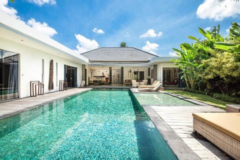 Property building, Swimming pool, Swimming pool