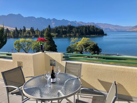Patio, View (from property/room), Balcony/Terrace, Seating area, Lake view, Mountain view