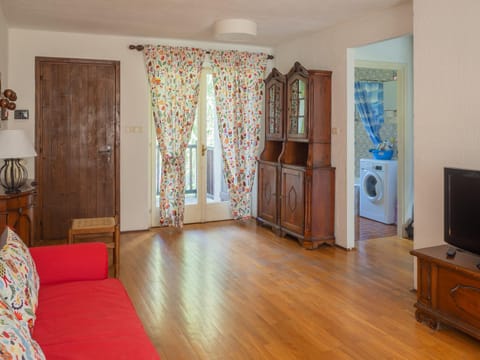 TV and multimedia, Living room, Seating area, Evening entertainment