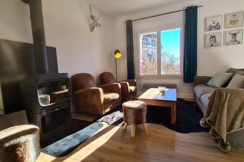Seating area, fireplace