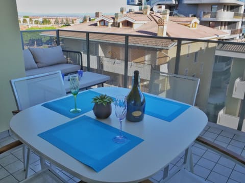 View (from property/room), Balcony/Terrace, Dining area, Alcoholic drinks