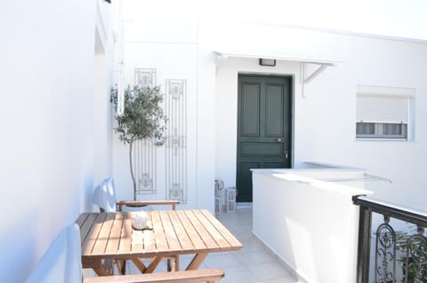 Property building, Patio, Balcony/Terrace