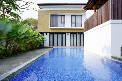 Facade/entrance, Swimming pool