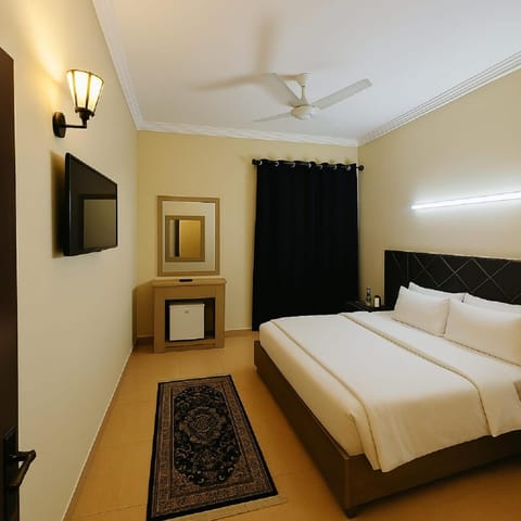 Bed, TV and multimedia, Photo of the whole room, Bedroom, fireplace