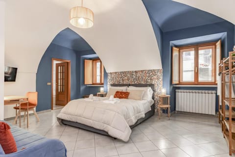 Bed, TV and multimedia, Photo of the whole room, Bedroom