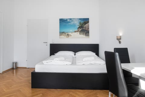 Bed, Bedroom, towels