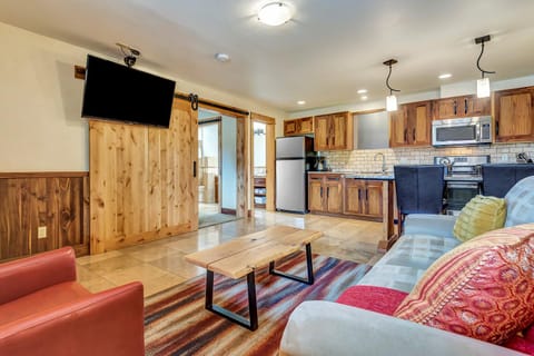 TV and multimedia, Kitchen or kitchenette, Seating area, Dining area