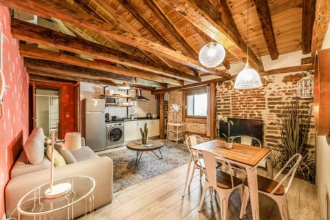 Kitchen or kitchenette, Living room, Seating area, Dining area, minibar, pet friendly