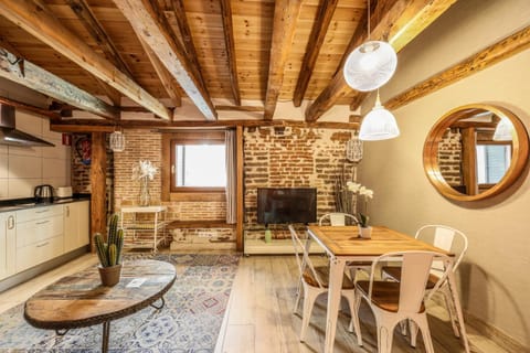 TV and multimedia, Kitchen or kitchenette, Living room, Seating area, Dining area