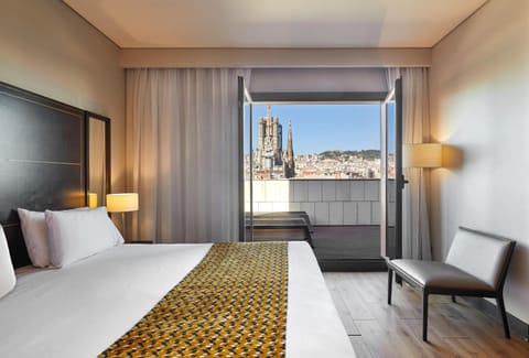Property building, Bed, View (from property/room), Balcony/Terrace, Bedroom, City view