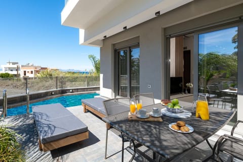 Balcony/Terrace, Dining area, Swimming pool, sunbed