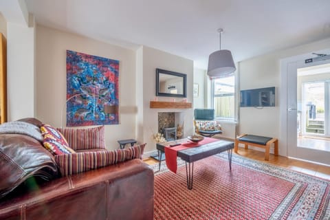 TV and multimedia, Living room, Seating area, Evening entertainment