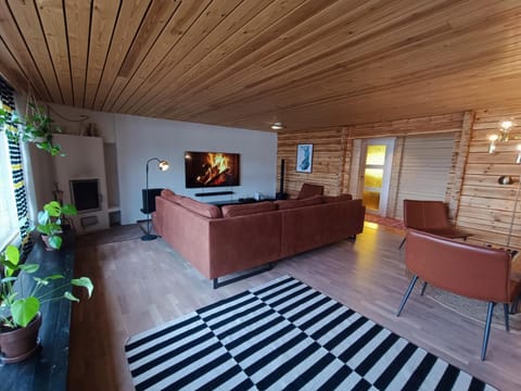 Communal lounge/ TV room, TV and multimedia, Living room, Evening entertainment