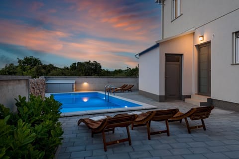 Patio, Pool view, Swimming pool, sunbed