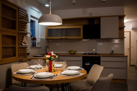 Kitchen or kitchenette, Seating area, Dining area, minibar, pet friendly, stove