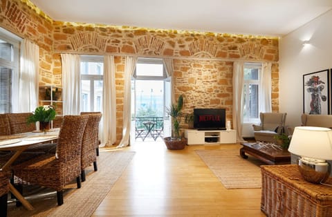 TV and multimedia, Seating area, Dining area