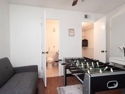 Spacious Condo Mins to Shands, University, & DOWNTOWN! Apartment in Gainesville