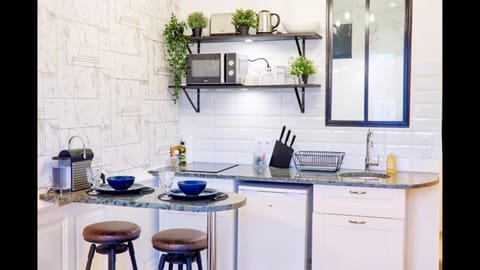 Kitchen or kitchenette, Dining area