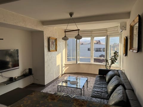 TV and multimedia, View (from property/room), View (from property/room), Living room, Seating area, City view, City view