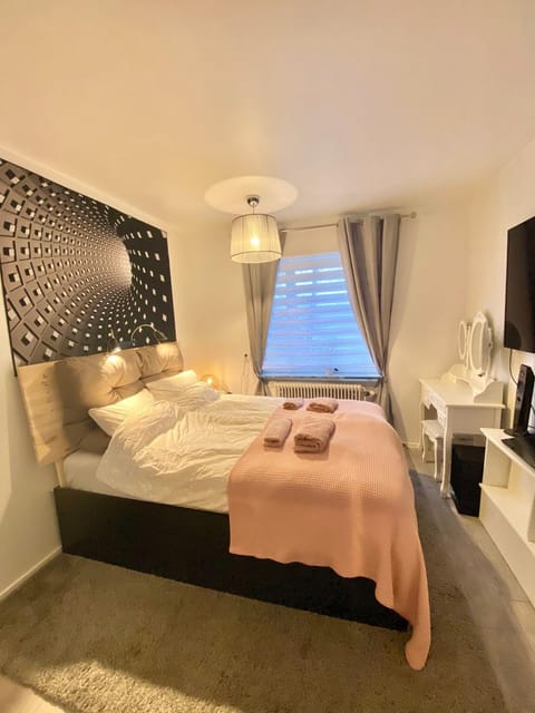 Bed, TV and multimedia, Photo of the whole room, Bedroom, towels