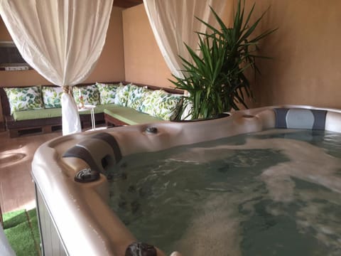 Hot Tub, Spa and wellness centre/facilities