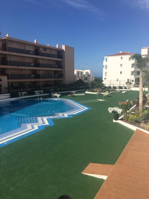 Swimming pool, sunbed