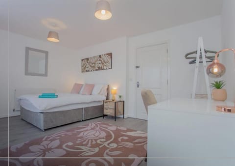 Large Family House - 5 Beds, 3 Baths, Full Kitchen Apartment in Huntingdonshire District