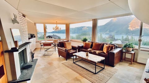 Communal lounge/ TV room, Natural landscape, TV and multimedia, Living room, Dining area