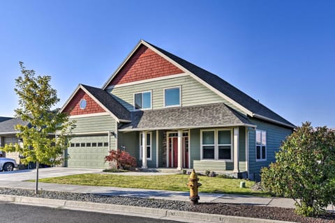 Incredible Oregon Retreat with Private Hot Tub! House in The Dalles