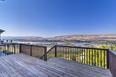 Incredible Oregon Retreat with Private Hot Tub! House in The Dalles